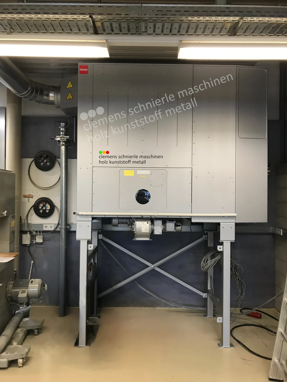 Zentrale Filteranlage für Absaugtechnik in einer Produktionshalle
