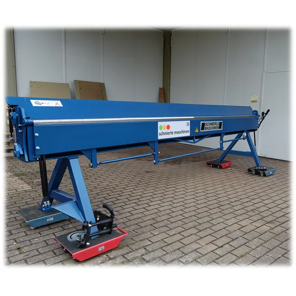 Blaue Abkantmaschine mit 4 m Biegelänge