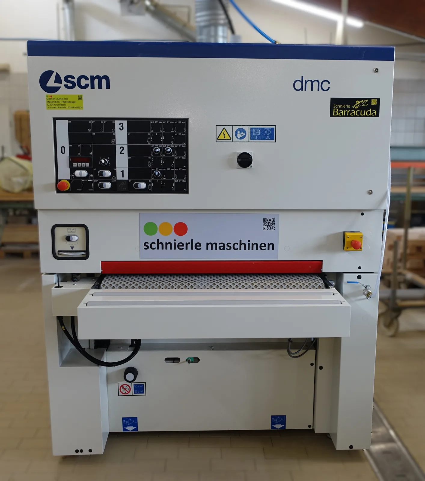 SCM dmc Breitbandschleifmaschine in der Werkhalle, Frontansicht