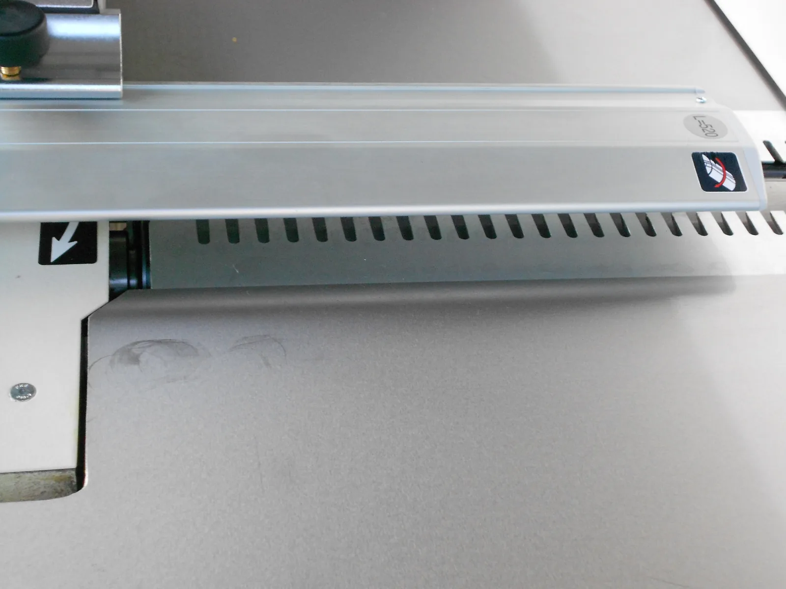 Nahaufnahme Abrichttisch und Anschlagschiene der SCM FS 7
