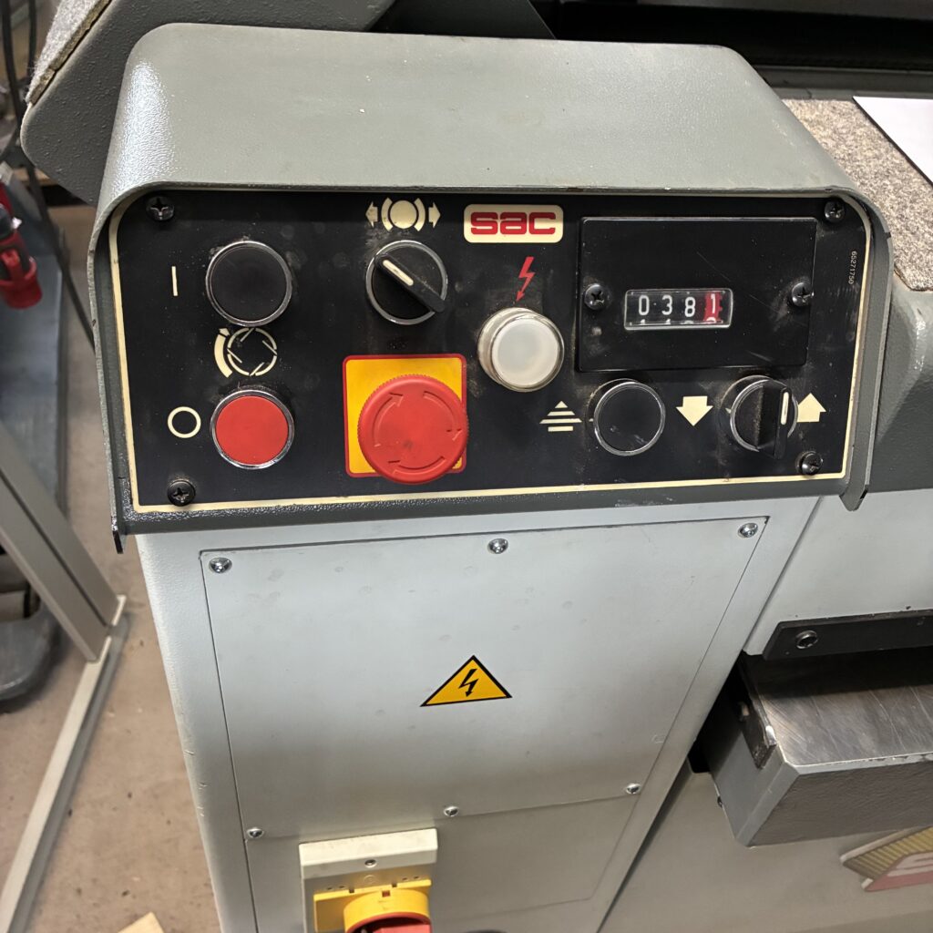 Bedienfeld der SAC Dickenhobelmaschine mit Not-Aus und Zählwerk