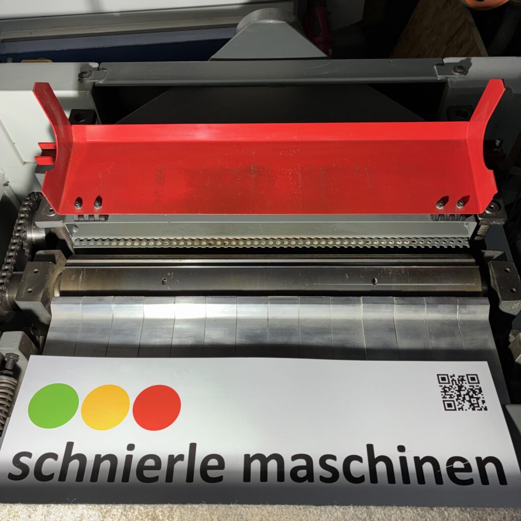 Messerwelle und Vorschub der SAC Dickenhobelmaschine mit roter Schutzhaube