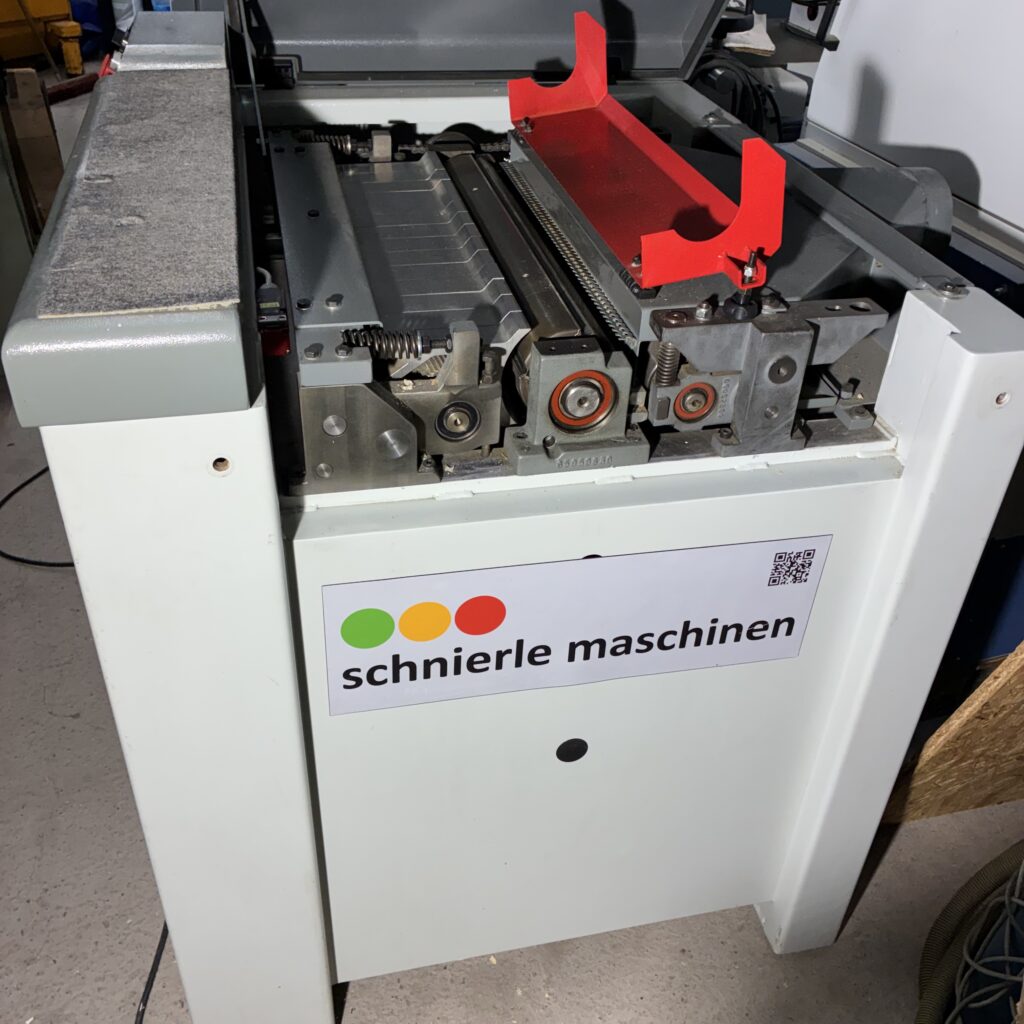 SAC Dickenhobelmaschine mit geöffneter Haube, Blick auf den Arbeitsbereich