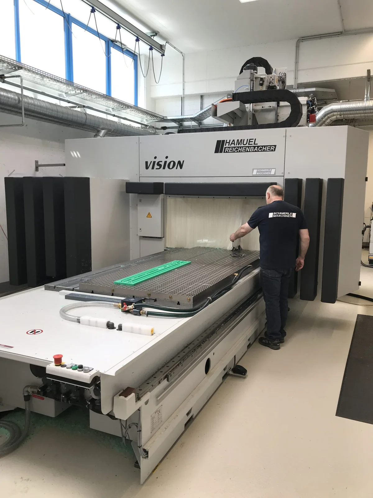 CNC-Bearbeitungszentrum Hamuel Reichenbacher Vision mit Mitarbeiter