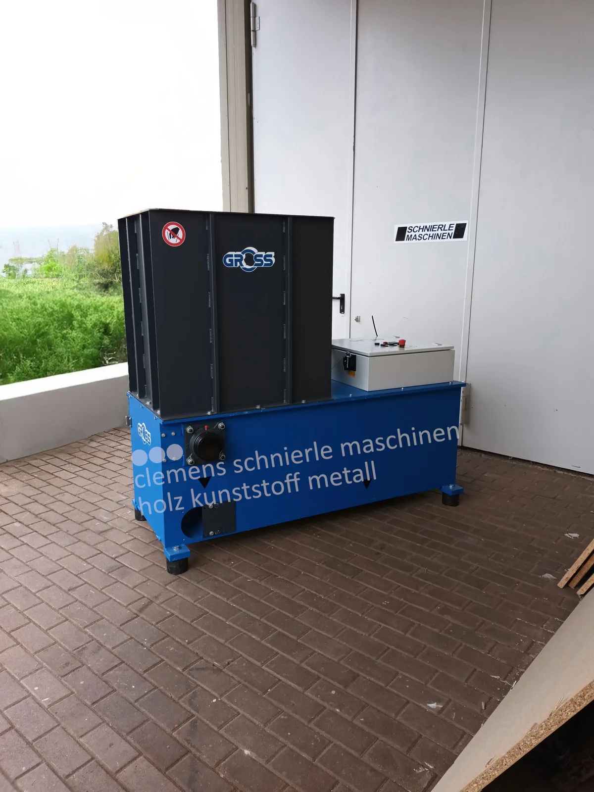 Zerkleinerer der Marke Gross mit Einfüllschacht und Schaltkasten